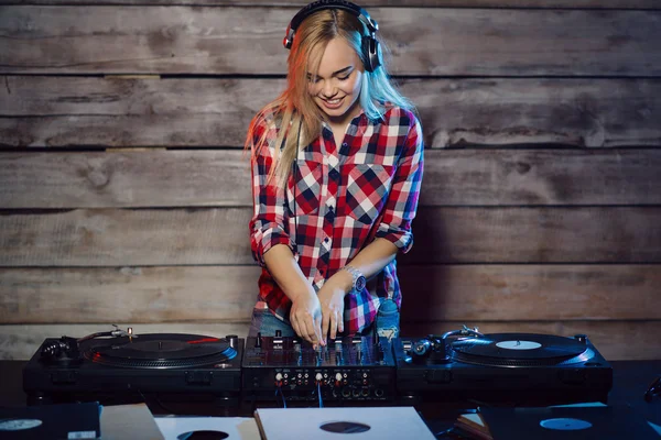 Linda mujer dj divertirse tocando música en la fiesta del club — Foto de Stock