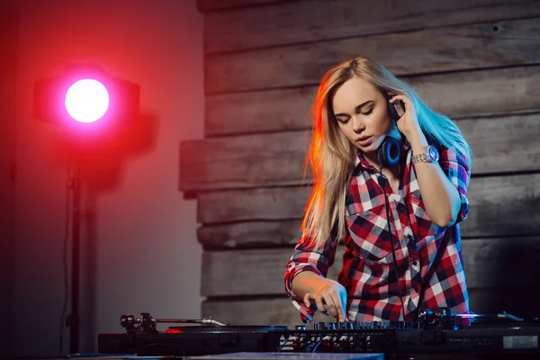 Linda mujer dj divertirse tocando música en la fiesta del club — Foto de Stock