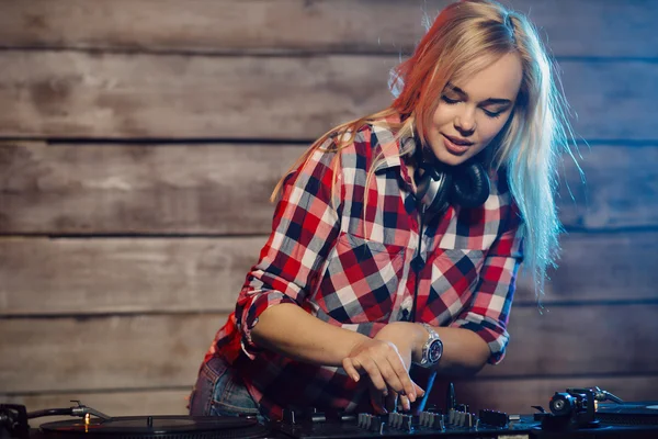 Linda mujer dj divertirse tocando música en la fiesta del club — Foto de Stock