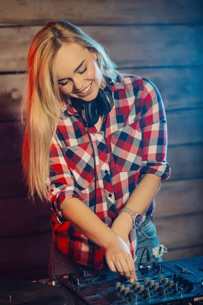 Linda mujer dj divertirse tocando música en la fiesta del club — Foto de Stock