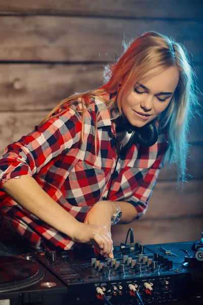 Linda mujer dj divertirse tocando música en la fiesta del club — Foto de Stock