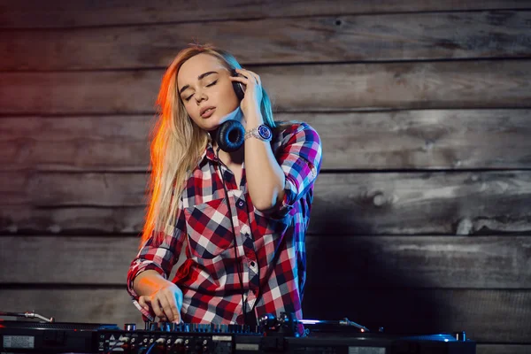 Linda mujer dj divertirse tocando música en la fiesta del club — Foto de Stock