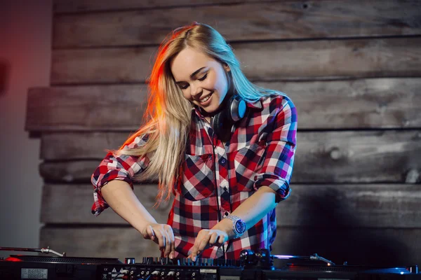 Linda mujer dj divertirse tocando música en la fiesta del club — Foto de Stock