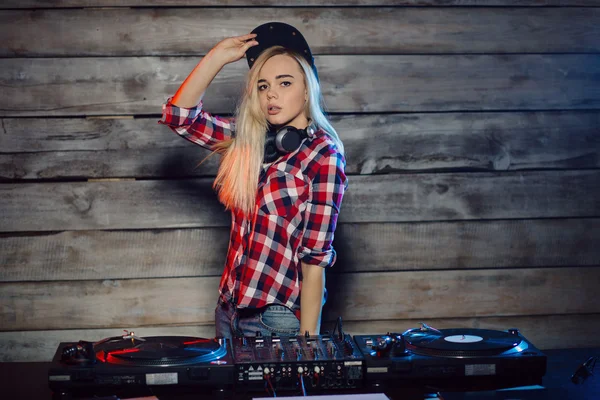 Bonito dj mulher ter diversão jogar música no clube festa — Fotografia de Stock