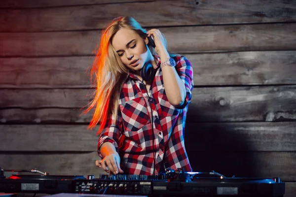 Χαριτωμένο dj γυναίκα με διασκεδάζουν παίζει μουσική στο club κόμμα — Φωτογραφία Αρχείου