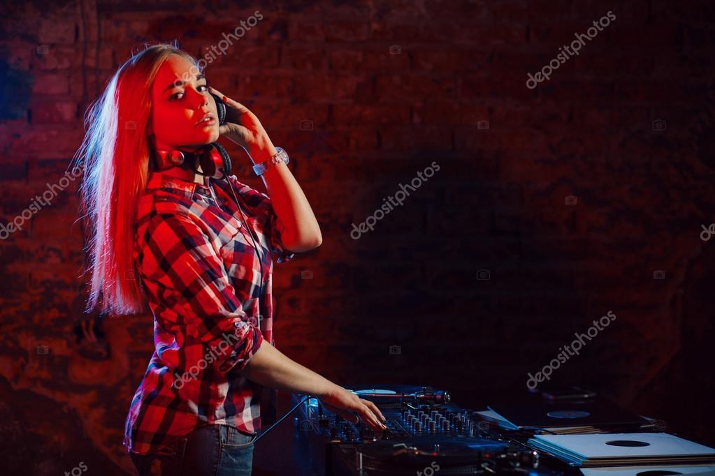 楽しくかわいい Dj 女性クラブのパーティーで音楽を再生 ストック写真 C Arthurhidden