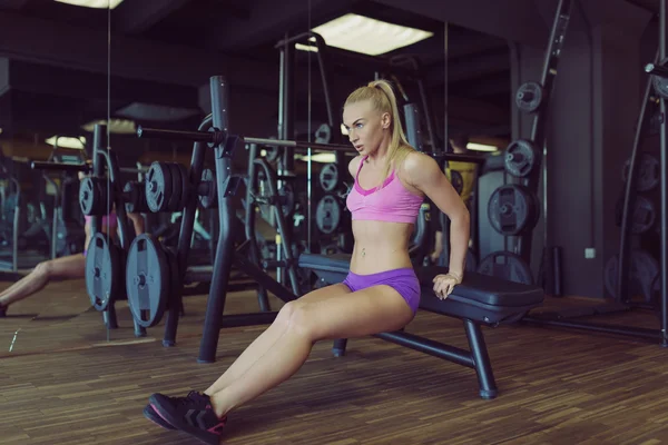 Entrenamiento de mujer atlética fuerte y hermosa en el gimnasio — Foto de Stock