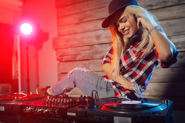 Linda mujer dj divertirse tocando música en la fiesta del club — Foto de Stock