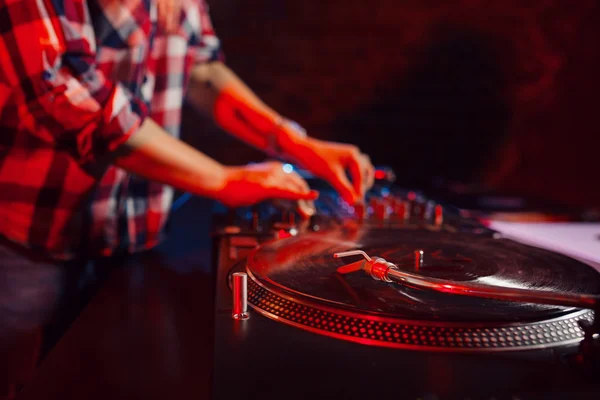 Schattig dj vrouw plezier muziek afspelen op club feest — Stockfoto