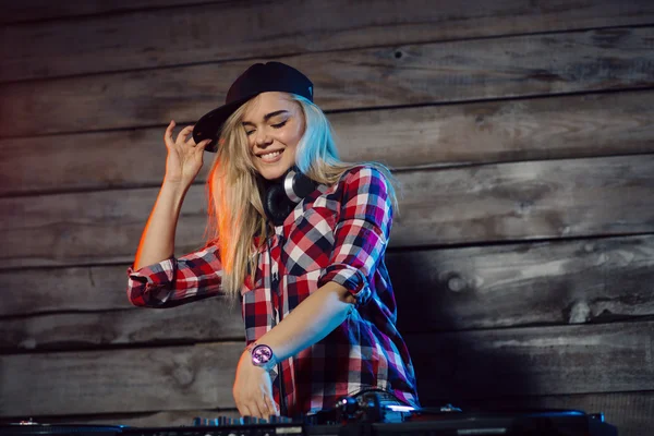 Linda mujer dj divertirse tocando música en la fiesta del club — Foto de Stock