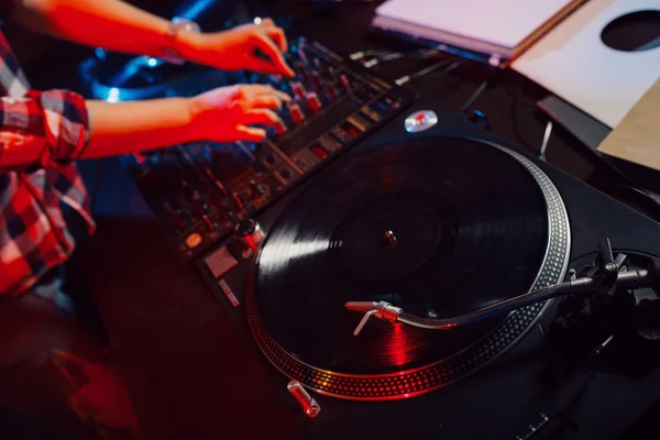 Bonito dj mulher ter diversão jogar música no clube festa — Fotografia de Stock