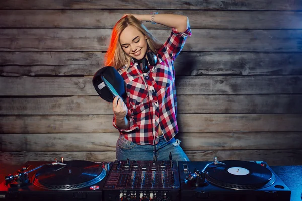 Linda mujer dj divertirse tocando música en la fiesta del club — Foto de Stock