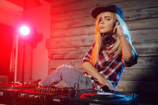 Linda mujer dj divertirse tocando música en la fiesta del club — Foto de Stock