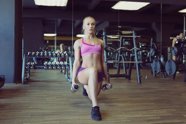 Entrenamiento de mujer atlética fuerte y hermosa en el gimnasio — Foto de Stock