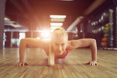 Güçlü ve güzel bir atletik kadın spor salonunda eğitim