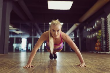 Güçlü ve güzel bir atletik kadın spor salonunda eğitim