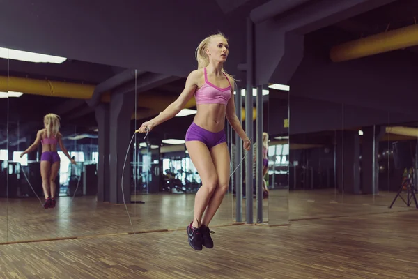 Entrenamiento de mujer atlética fuerte y hermosa en el gimnasio — Foto de Stock