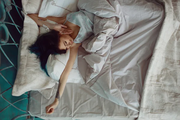 Femme s'étirant au lit après le réveil — Photo