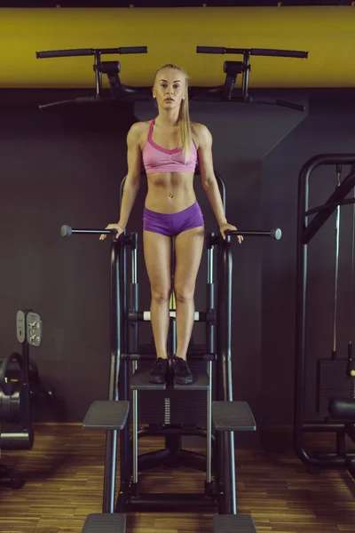 Entrenamiento de mujer atlética fuerte y hermosa en el gimnasio — Foto de Stock