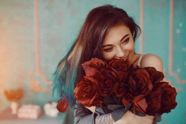 Ung och vacker kvinna med bukett rosor — Stockfoto