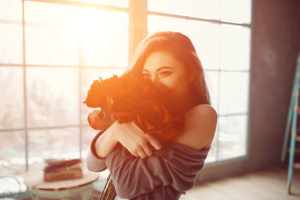 Mujer joven y hermosa con ramo de rosas —  Fotos de Stock