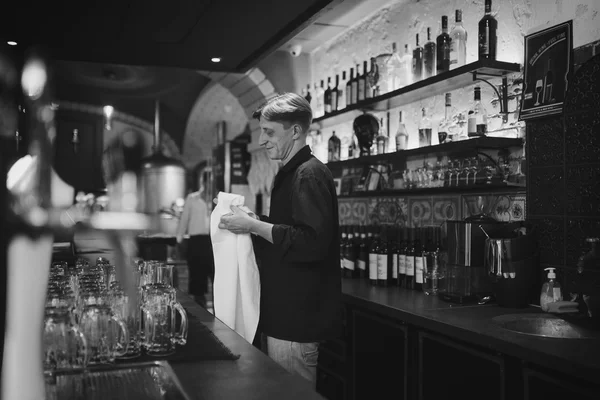 Barman v práci v hospodě — Stock fotografie