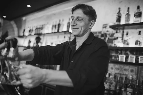 Barman at work in the pub — Stock Photo, Image