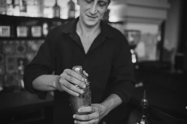 Barman at work in the pub — Stock Photo, Image