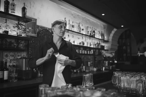 Barman at work in the pub — Stock Photo, Image