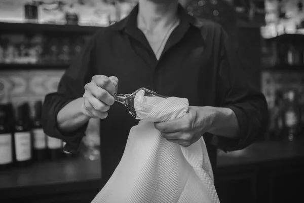 Barman al lavoro al pub — Foto Stock