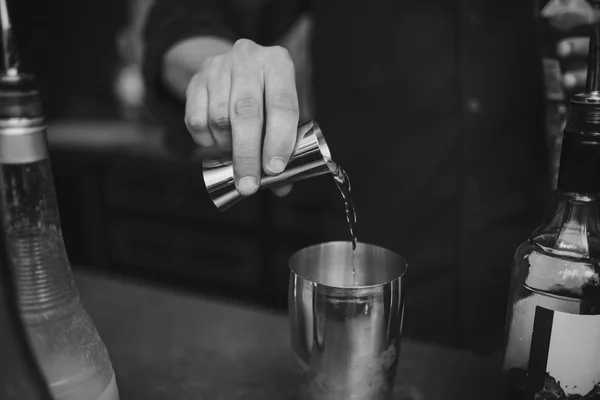 Barman w pracy w pubie — Zdjęcie stockowe