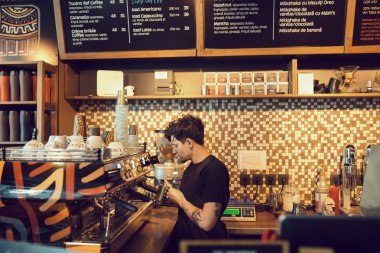 Barista bir kafede iş başında