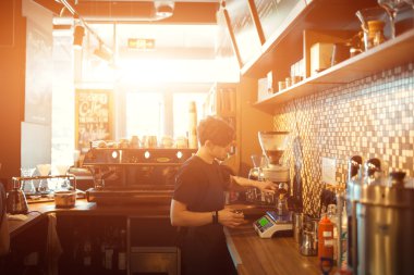 Barista bir kafede iş başında