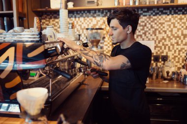Barista bir kafede iş başında