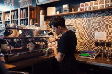 Barista bir kafede iş başında