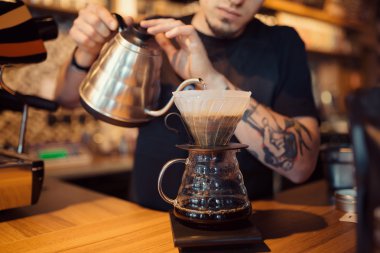Barista bir kafede iş başında