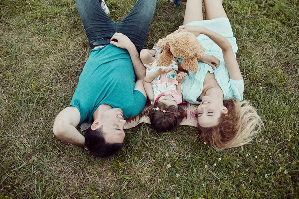 Gelukkig jong familie tijd doorbrengen samen buiten in groene natuur. — Stockfoto