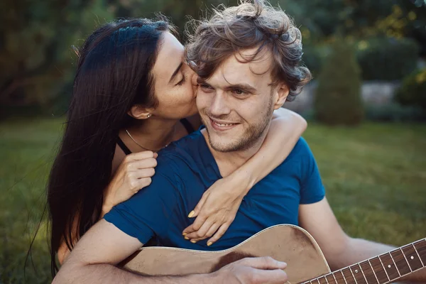 Couple romantique assis sur l'herbe dans le jardin — Photo