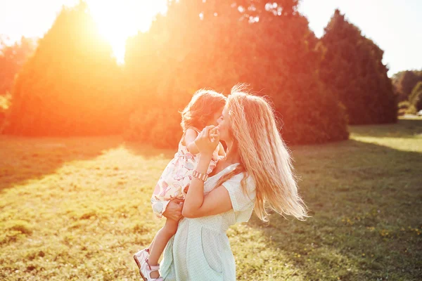 Glückliche Mutter und Tochter lachen gemeinsam im Freien — Stockfoto