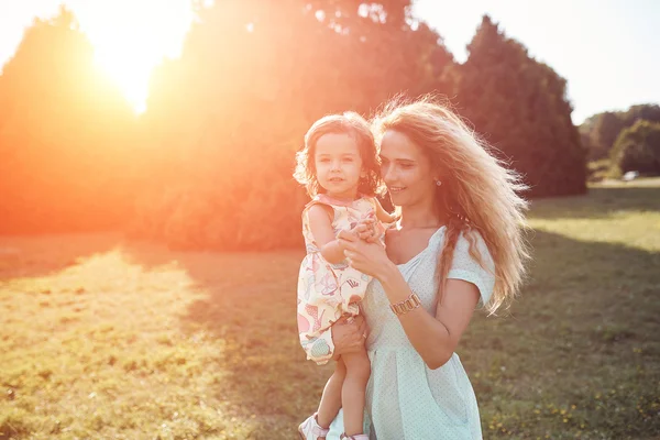 Glückliche Mutter und Tochter lachen gemeinsam im Freien — Stockfoto