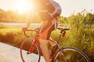 Genç adam Bisiklete binme yol bisikleti akşamları