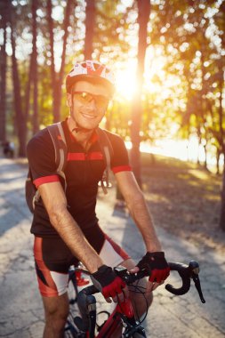 Genç ve enerjik bisikletçi Park