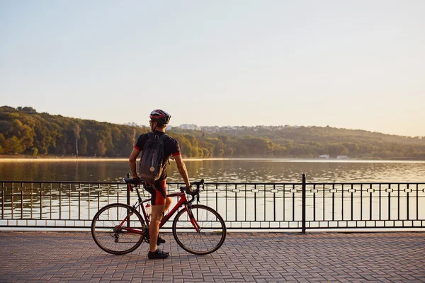 Ung och energisk cyklist i parken — Stockfoto