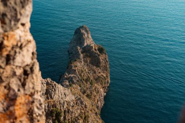 Deniz kıyısındaki harabeler