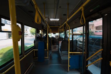 Boş troleybüs salonu.