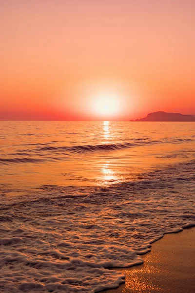 海景，天空清澈，夕阳西下波涛汹涌 — 图库照片