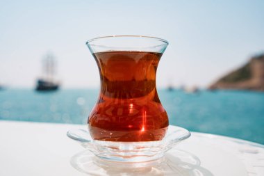 Deniz manzaralı lezzetli çay..