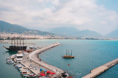 Akdeniz Koyu 'ndaki yelkenlilerin hava manzarası