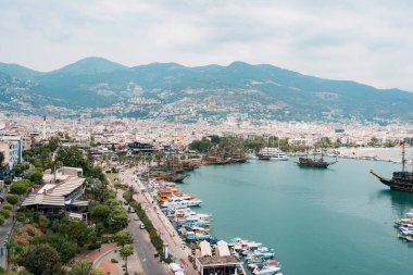 Akdeniz Koyu 'ndaki yelkenlilerin hava manzarası
