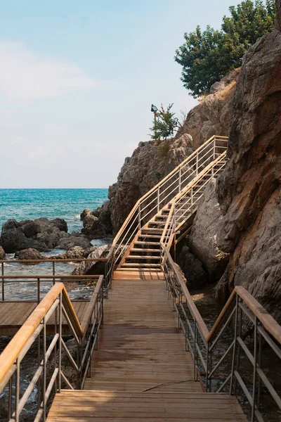 Деревянные лестницы на горе в море — стоковое фото